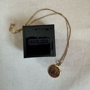 👽 Little Rooms gold disc necklace👽